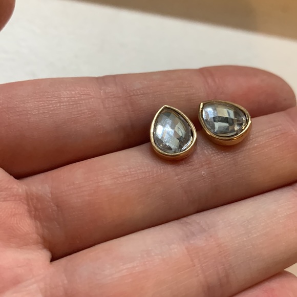 BRAND NEW Gold Toned Diamante Teardrop Baby Blue Crystal Stud Earrings - Picture 5 of 5